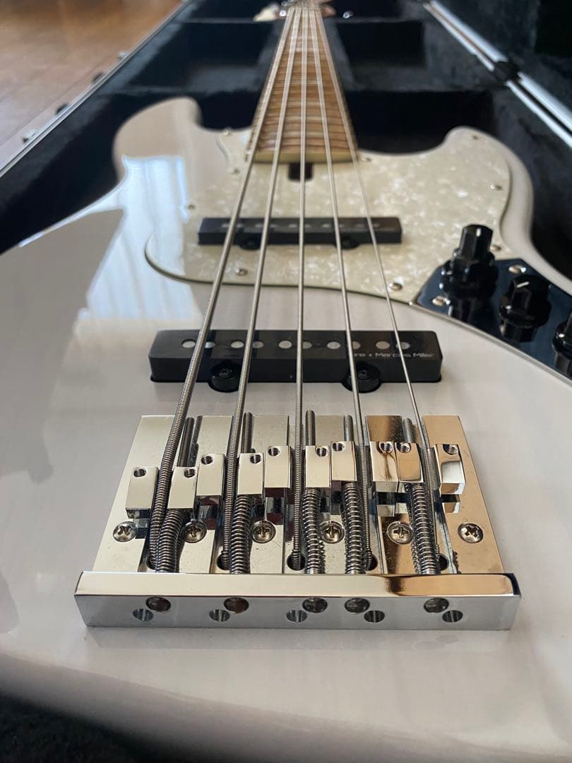 ベース Sire V8 5-String