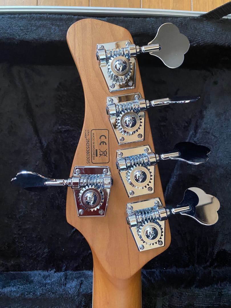 ベース Sire V8 5-String