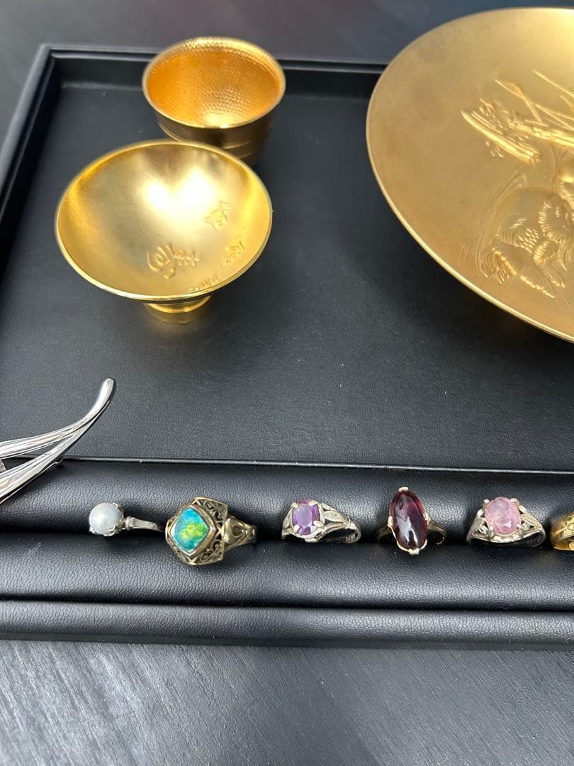 宝石付きリングと金杯セット