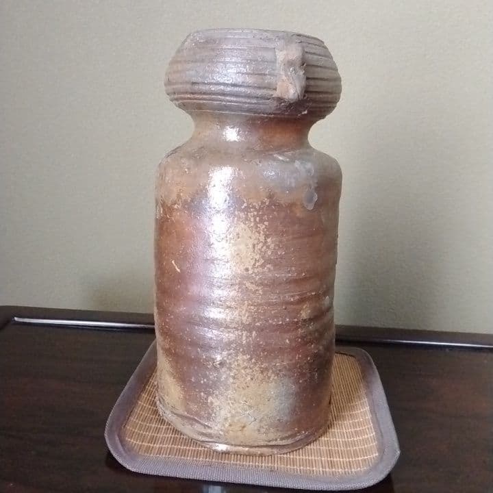 西川政美備前焼耳付花入れ共箱美品です。