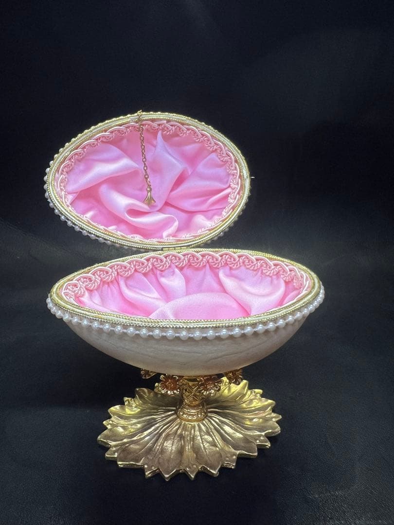 花模様の陶器製卵型ボックス