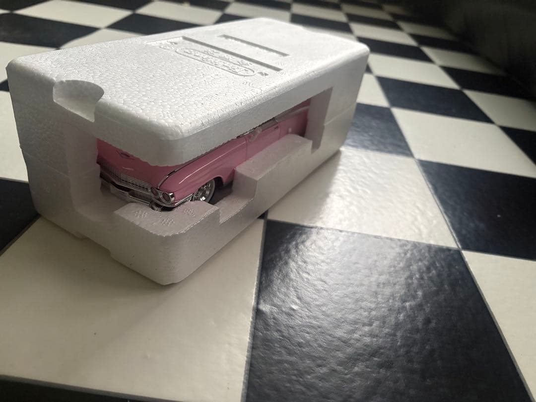 ピンク キャデラック エルドラド 1/24 新品 箱付き