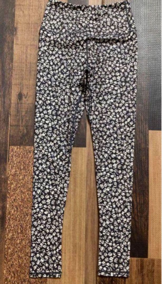 極美　emmi yoga エミヨガ　ヨガウェア　ブラック　花柄　バラ？　S