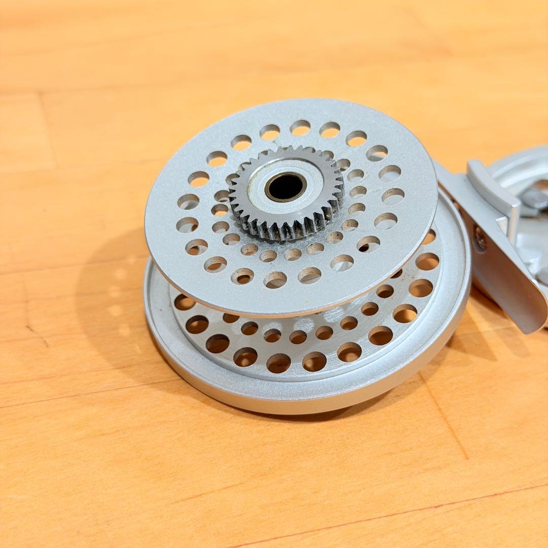 【希少　刻印エラー】UFM ウエダ カンタータ 2100 フライ　渓流 トラウト