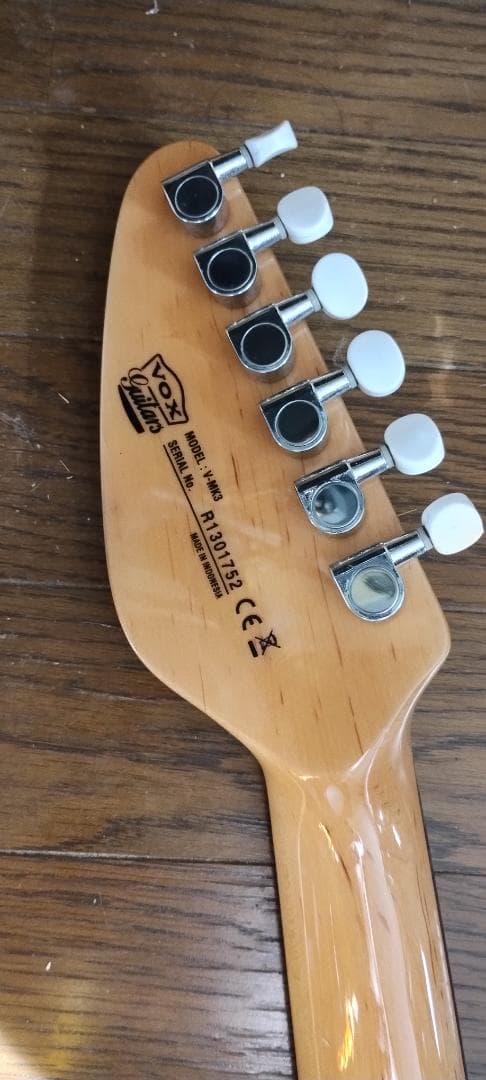 古着屋ポエジー　VOX ティアドロップ型 ボディギター