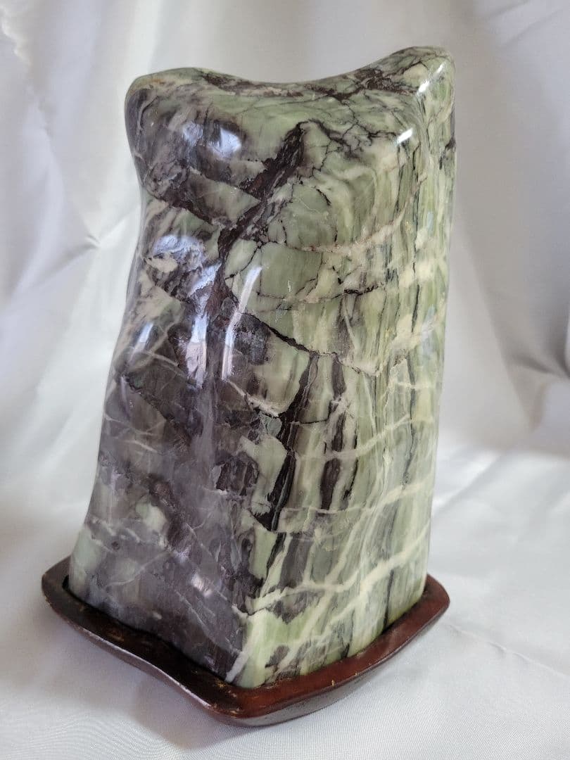 天然石　緑と黒の模様 木製台座付き