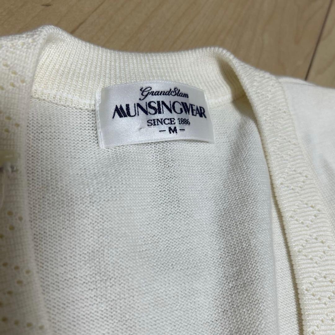 新品マンシングウェア M ゴルフベスト　東洋紡ミラクルケア　金ボタン　Vネック白