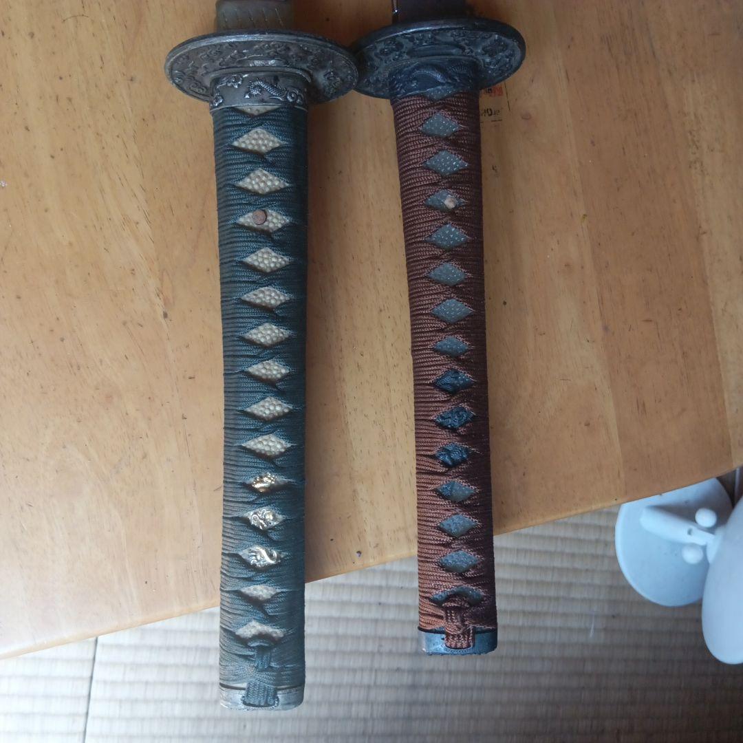 日本刀セット（黒と茶色の柄）