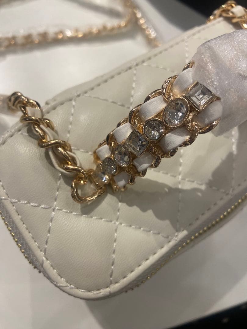 シャネル　ラインストーンハンドルチェーンショルダーバッグホワイト　ノベルティ