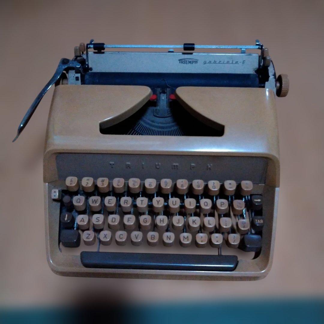 ジャンク品　TRIUMPH タイプライター ベージュ　説明よく読んで下さい