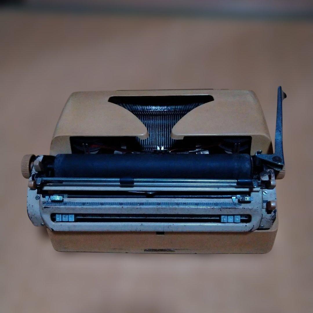 ジャンク品　TRIUMPH タイプライター ベージュ　説明よく読んで下さい