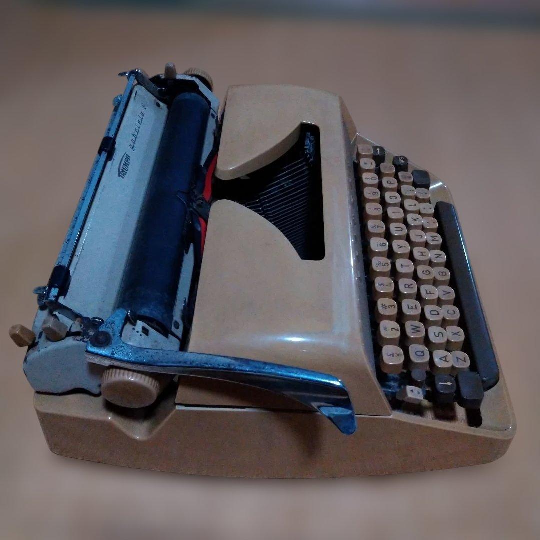 ジャンク品　TRIUMPH タイプライター ベージュ　説明よく読んで下さい