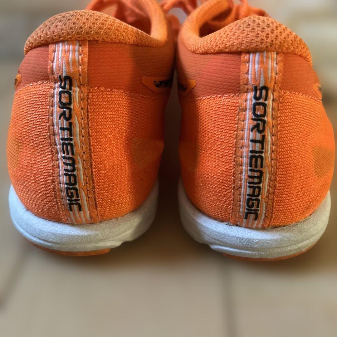 ASICS SORT THE MAGIC 6 オレンジスパイクシューズ