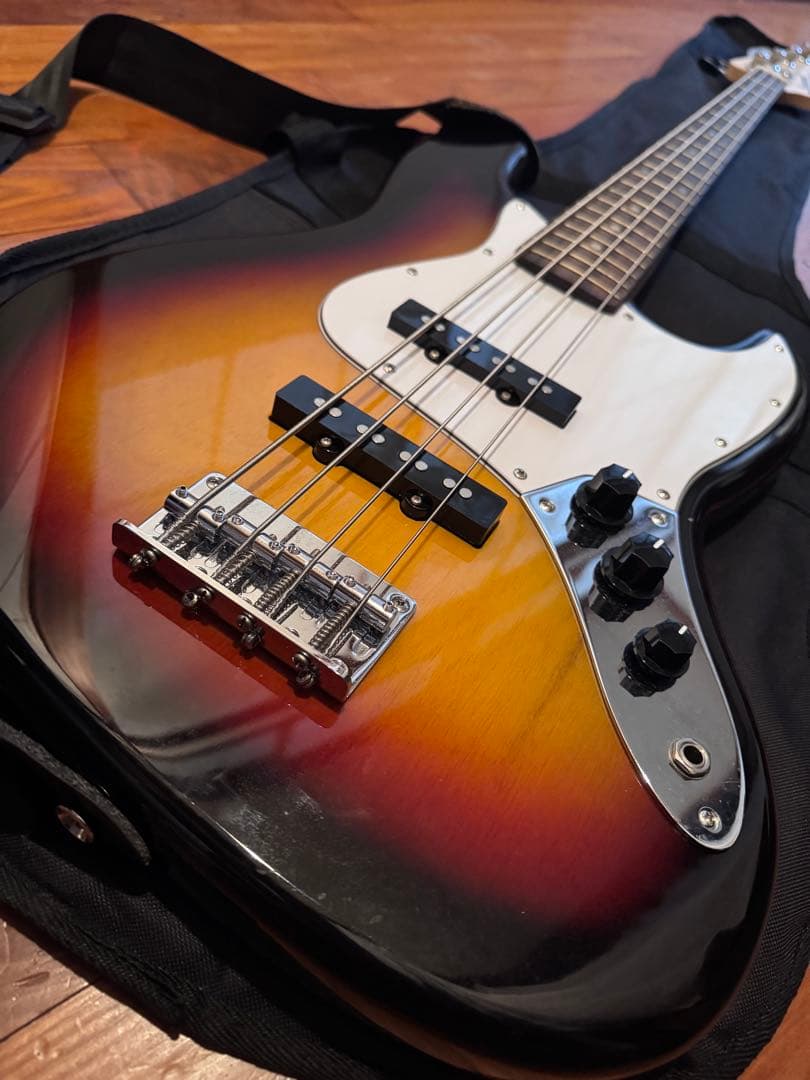 美品　レジェンド　エレキベース サンバースト ストラップ付き