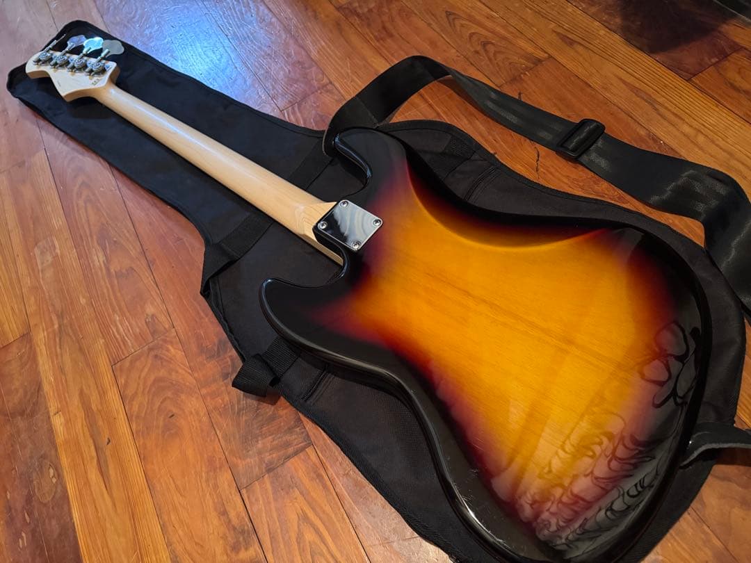 美品　レジェンド　エレキベース サンバースト ストラップ付き