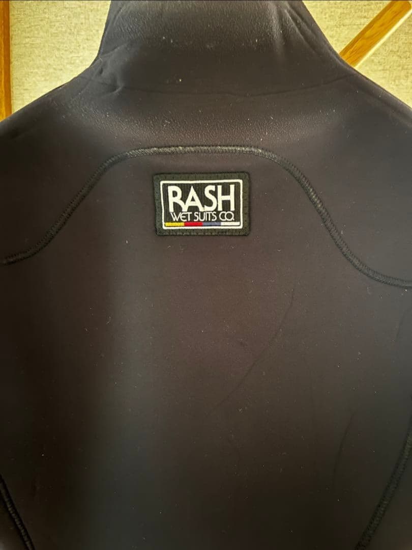 RASH　メンズMサイズ相当　4ミリセミドライスーツ