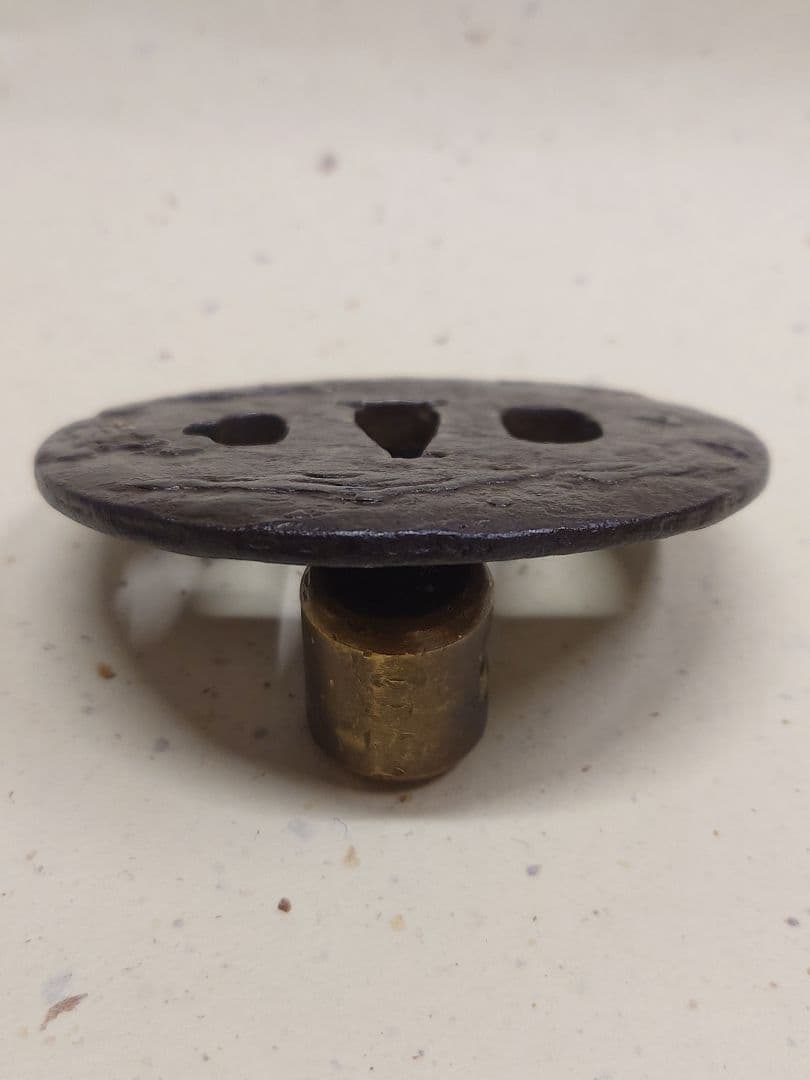 鉄地に山水図鍔、