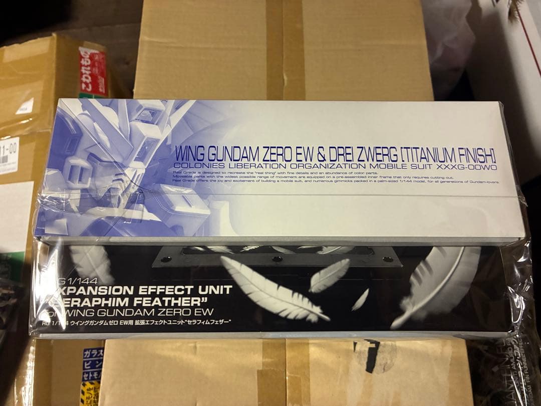 RG ウイングガンダムゼロEW チタニウムフィニッシュ &セラフィムフェザー
