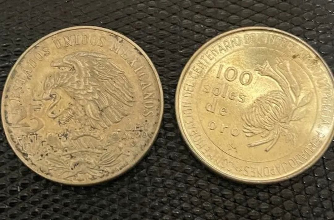 メキシコ .ペルー銀貨　2枚