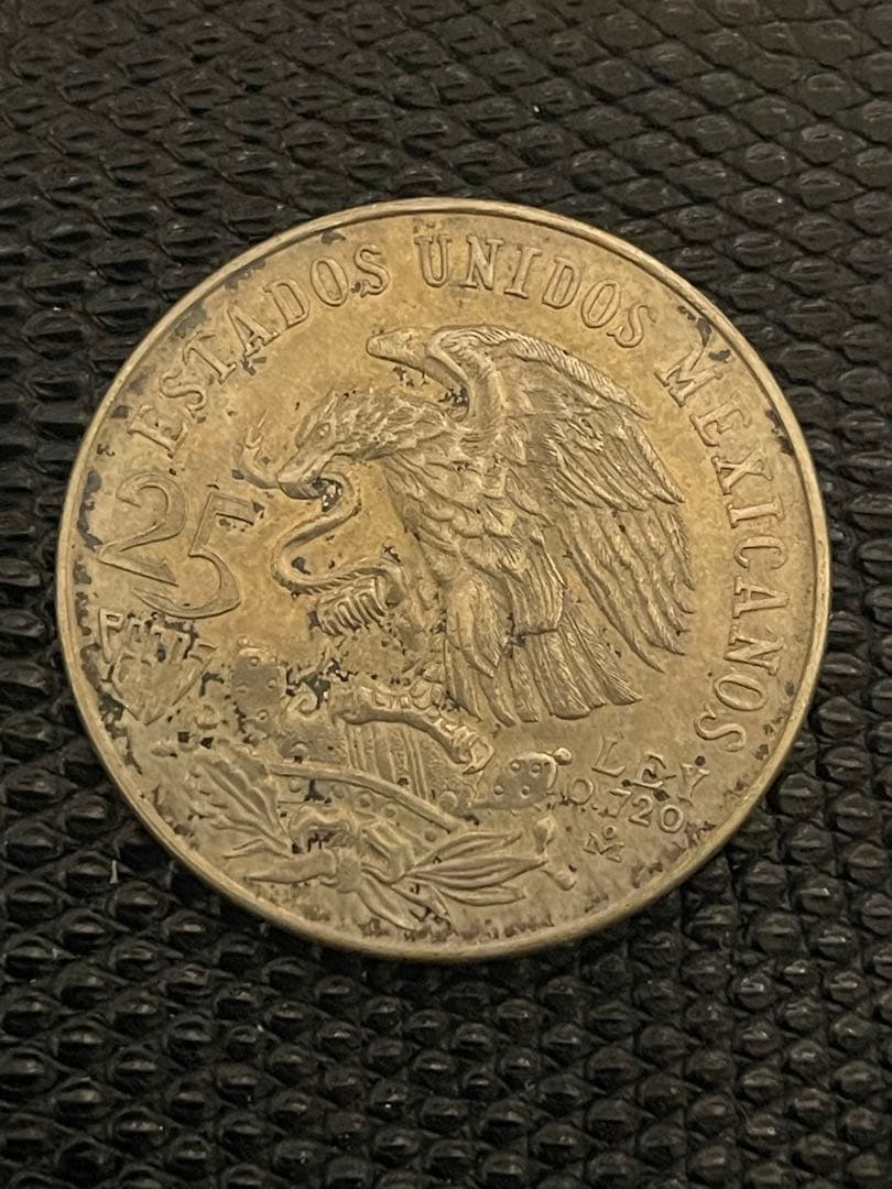 メキシコ .ペルー銀貨　2枚