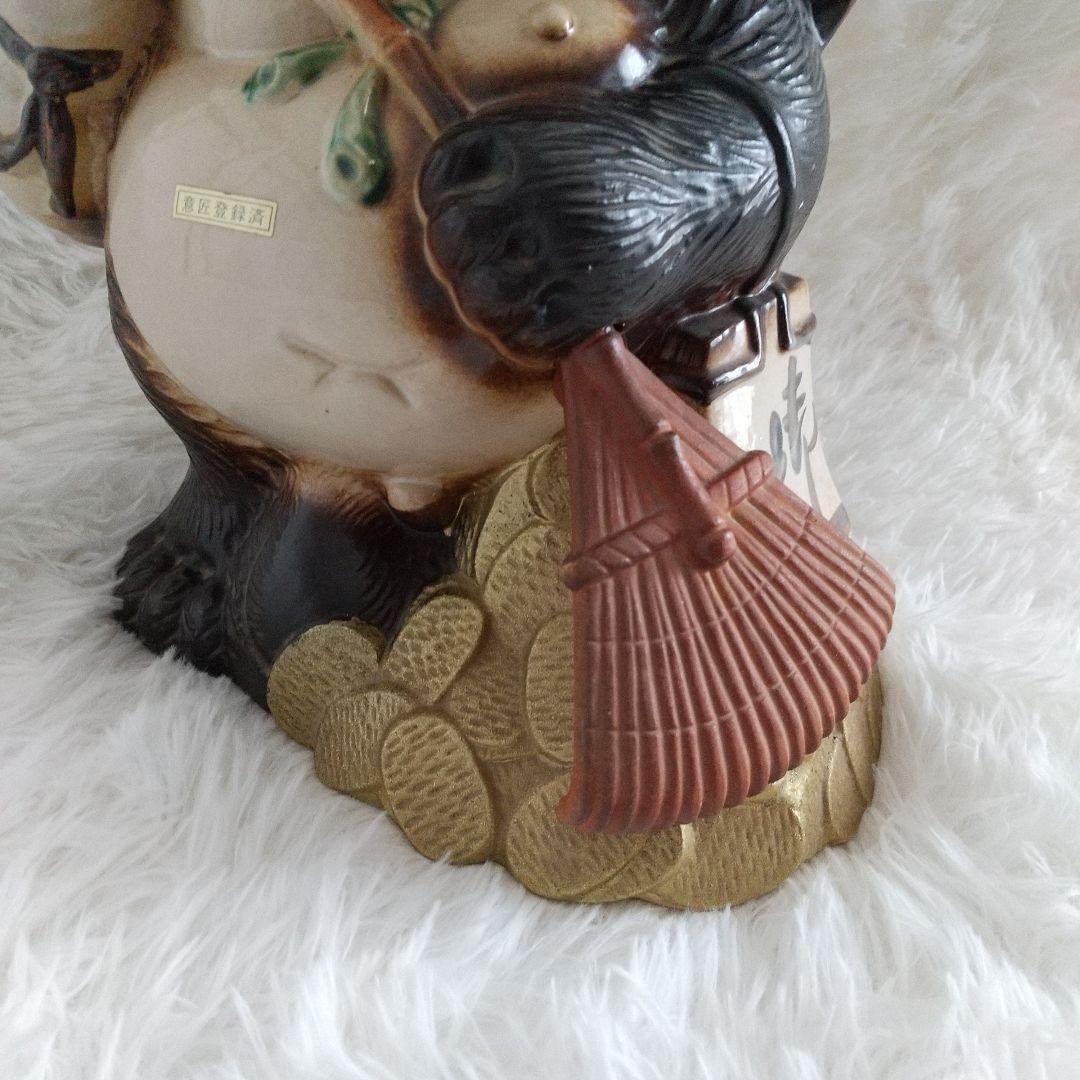 【信楽焼】陶器製 たぬきの置物 意匠登録済 福運を掻き込む 福熊手