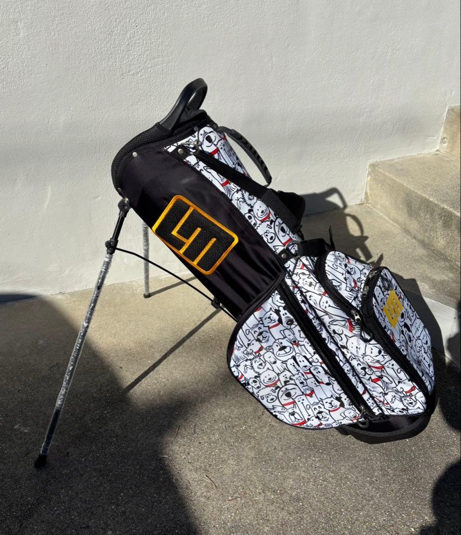 LOUD MOUTH スタンドバッグ ホワイト/ブラック ドッグ柄