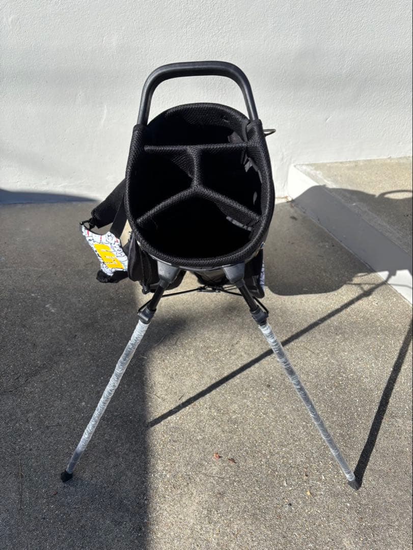 LOUD MOUTH スタンドバッグ ホワイト/ブラック ドッグ柄