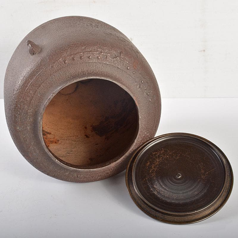 茶道具　釜師　畠春斎作　累座繰口棗形釜　共箱　M　R6577B