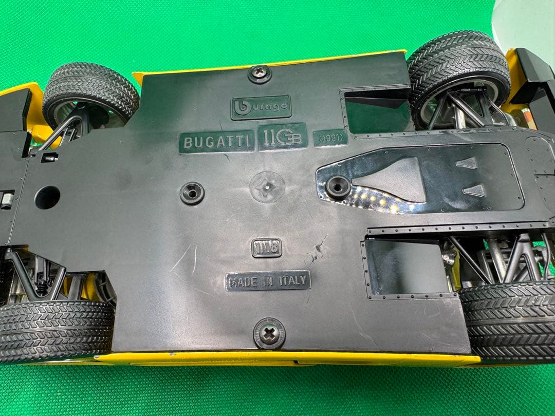 Bugatti イエロー 1/18スケールミニカー