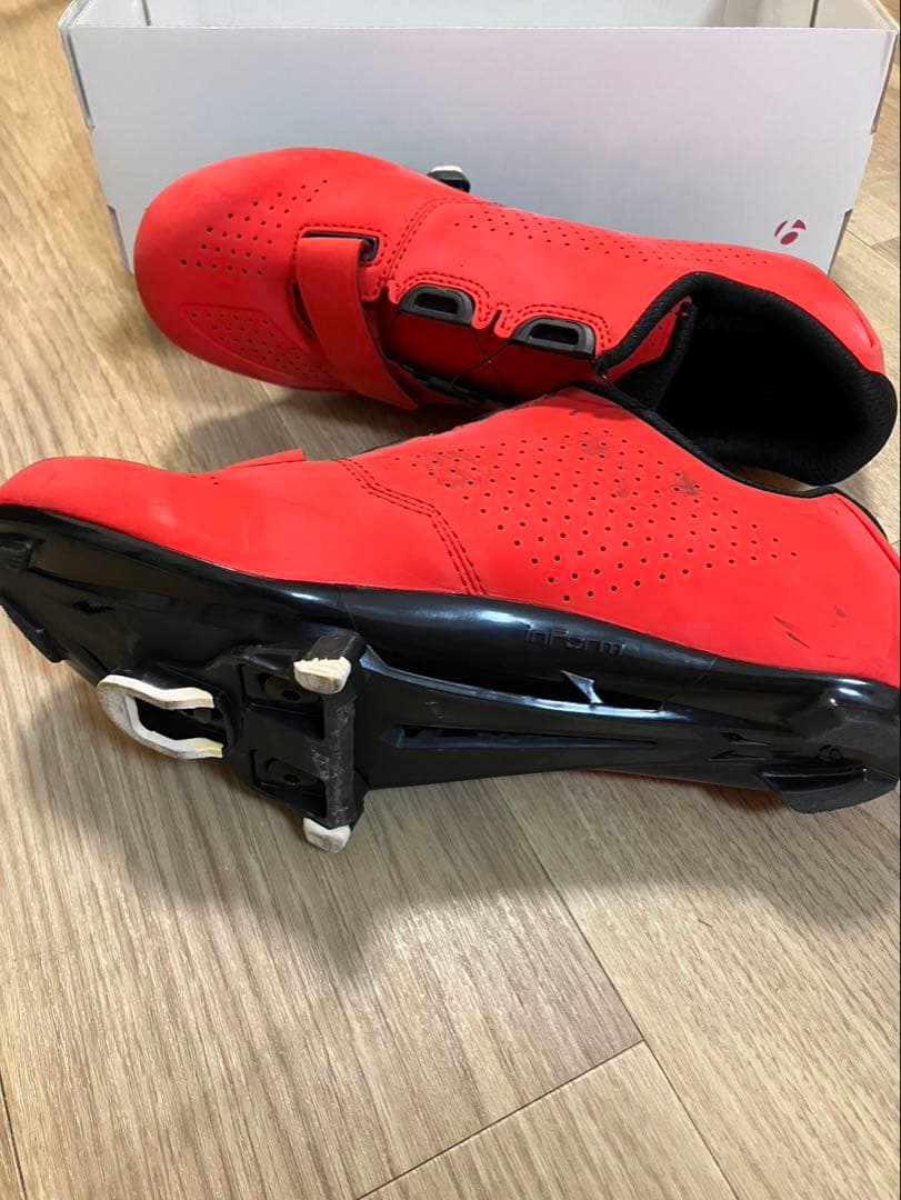 赤いロードバイクシューズ inForm