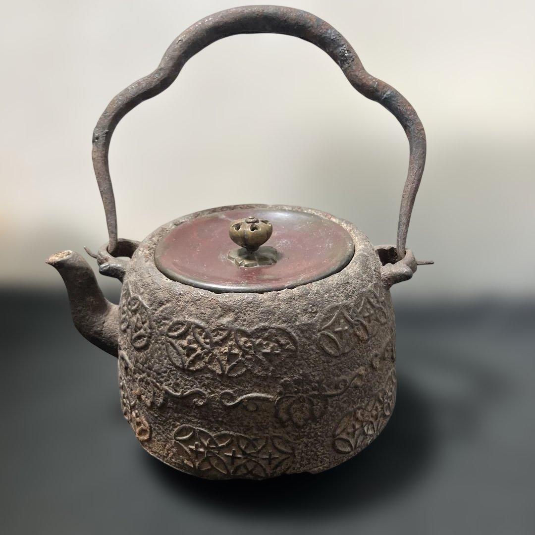 (1-208)鉄製彫刻模様の鉄瓶