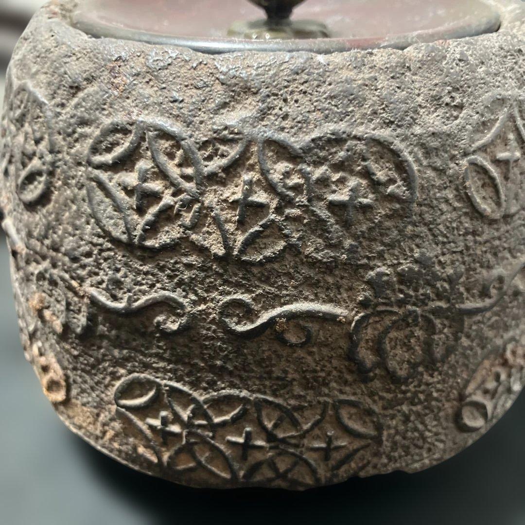 (1-208)鉄製彫刻模様の鉄瓶