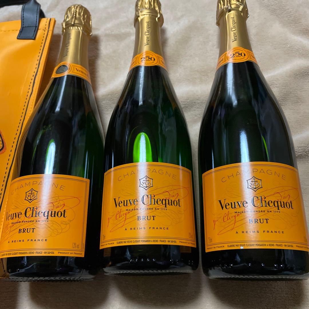 ヴーヴクリコ　シャンパン　イエローラベル３本&クーラーケース付き！