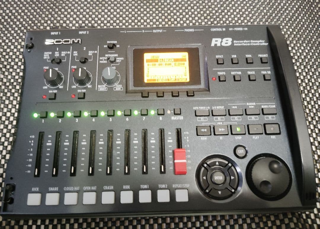 ZOOM R8 マルチトラックレコーダー 根強い人気です