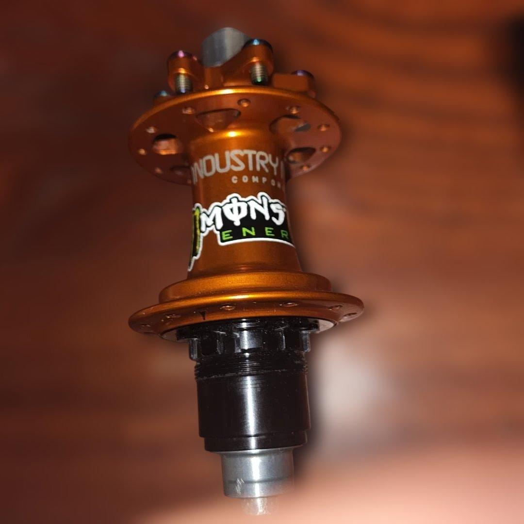 INDUSTRY nine torch ハブ135 6P 120T 爆音ハブ