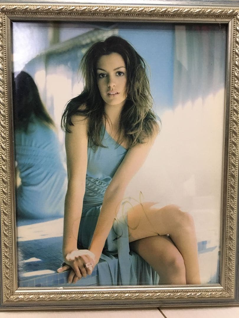 アン・ハサウェイ　直筆オートグラフ