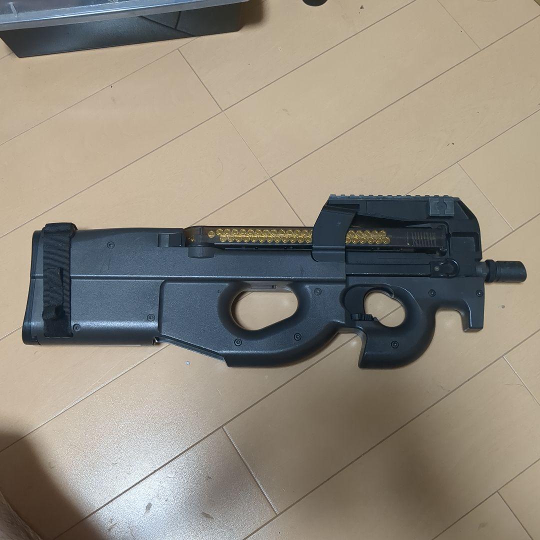 東京マルイFN P90電動ガン　18歳以上　マガジン四本&マガジンポーチ付き