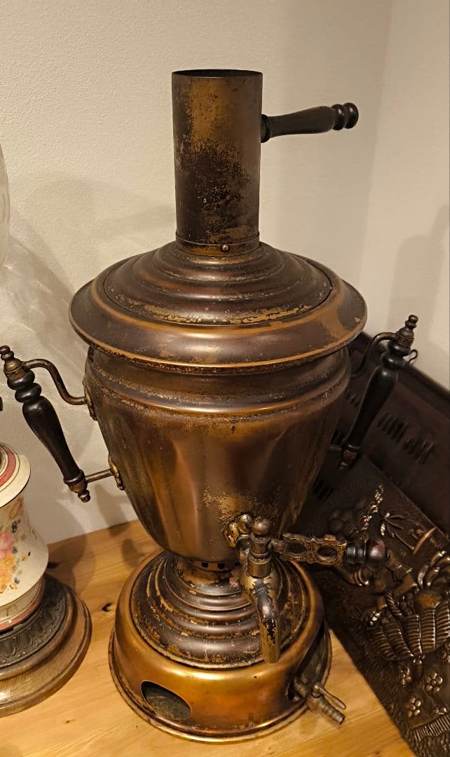 サモワールと呼ばれるロシアの伝統的な湯沸かし器