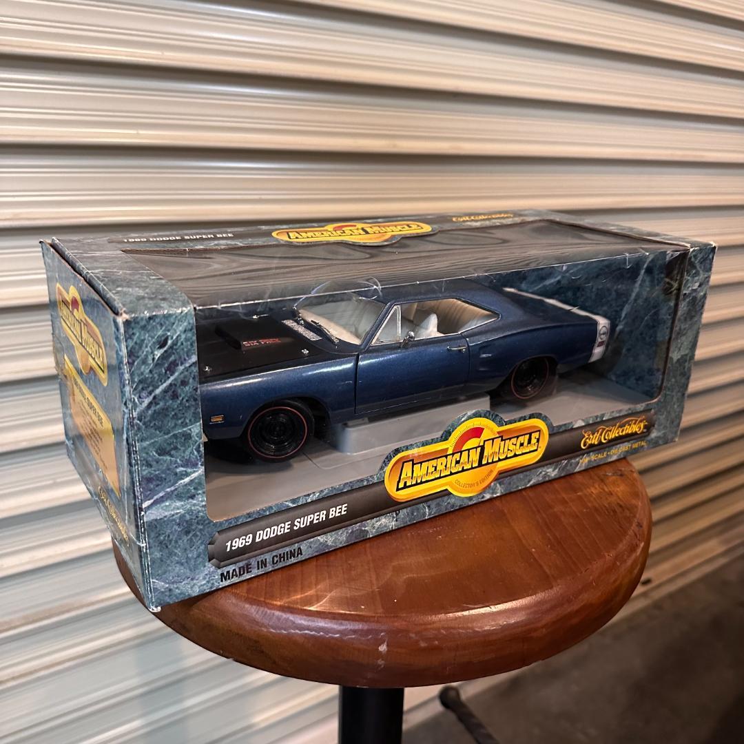 1969 DODGE SUPER BEE 1/18スケールミニカー