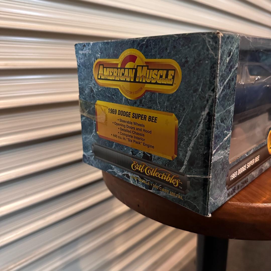 1969 DODGE SUPER BEE 1/18スケールミニカー