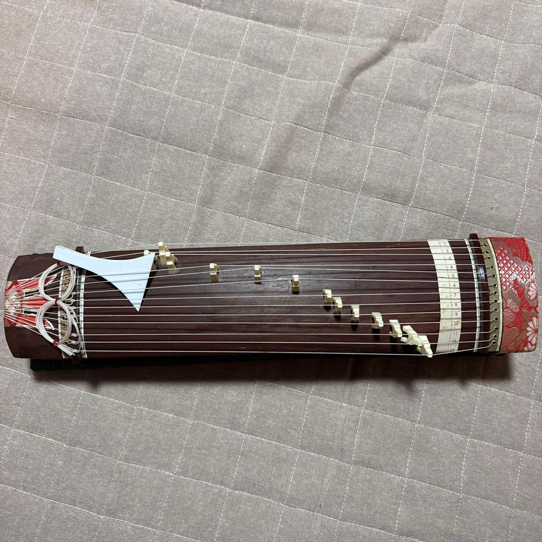 木製琴 13弦 赤い装飾付き