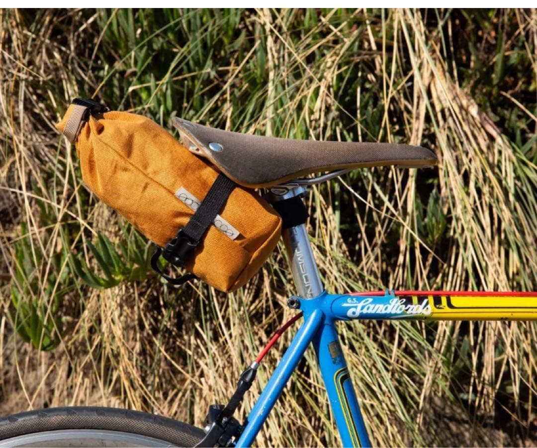 アクセサリー Outer shell roll top saddle bag marigold