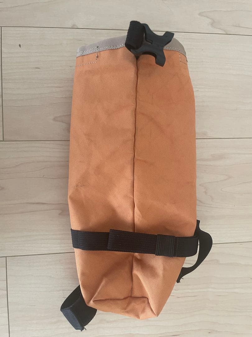 アクセサリー Outer shell roll top saddle bag marigold