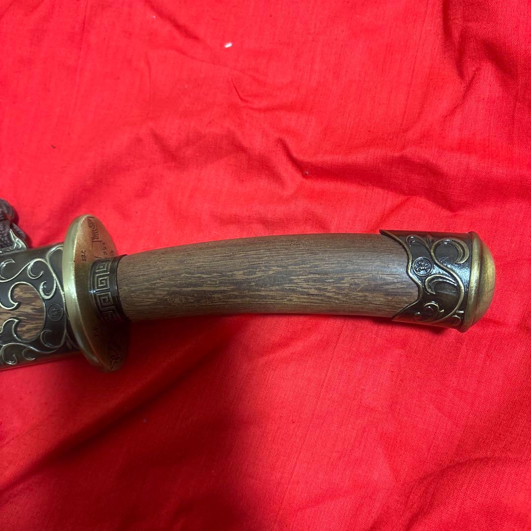 伝統的な唐刀 木製装飾付き