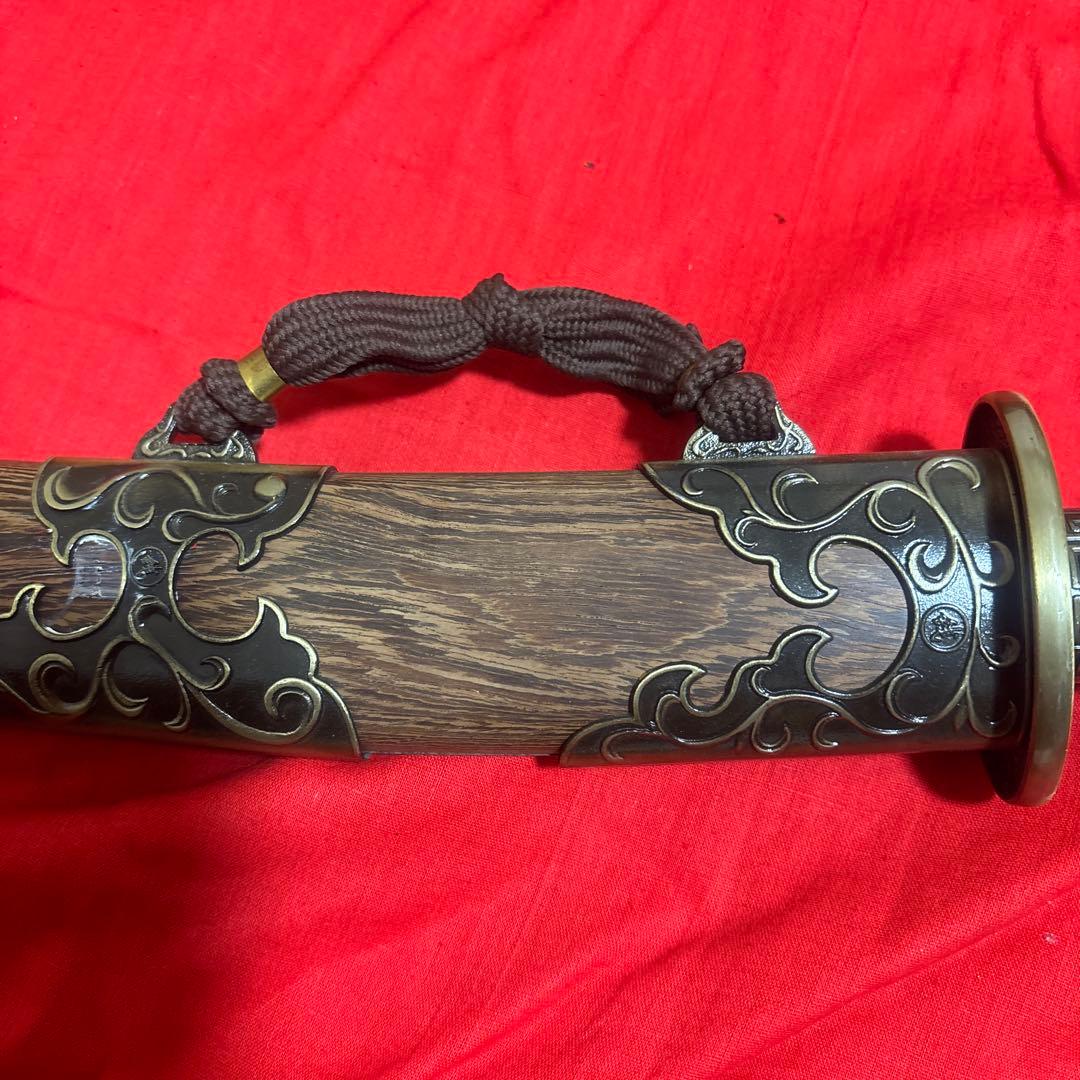 伝統的な唐刀 木製装飾付き