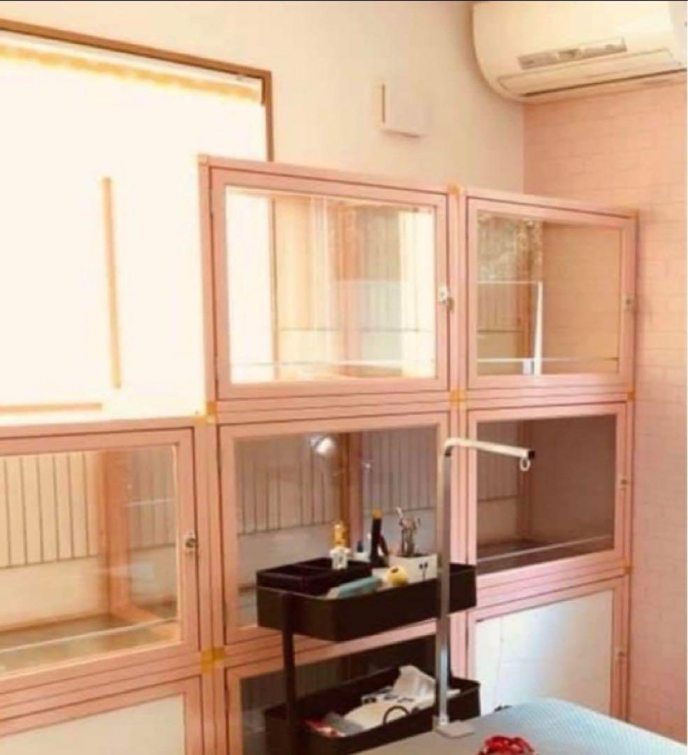 ピンクのガラス扉収納キャビネット