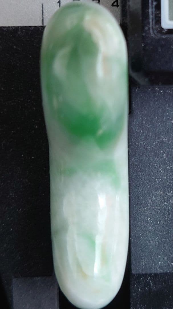 【週末セール】糸魚川翡翠　勾玉　緑が濃い