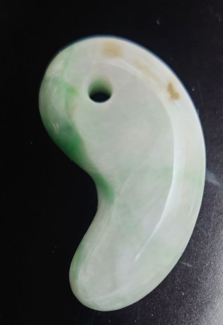 【週末セール】糸魚川翡翠　勾玉　緑が濃い