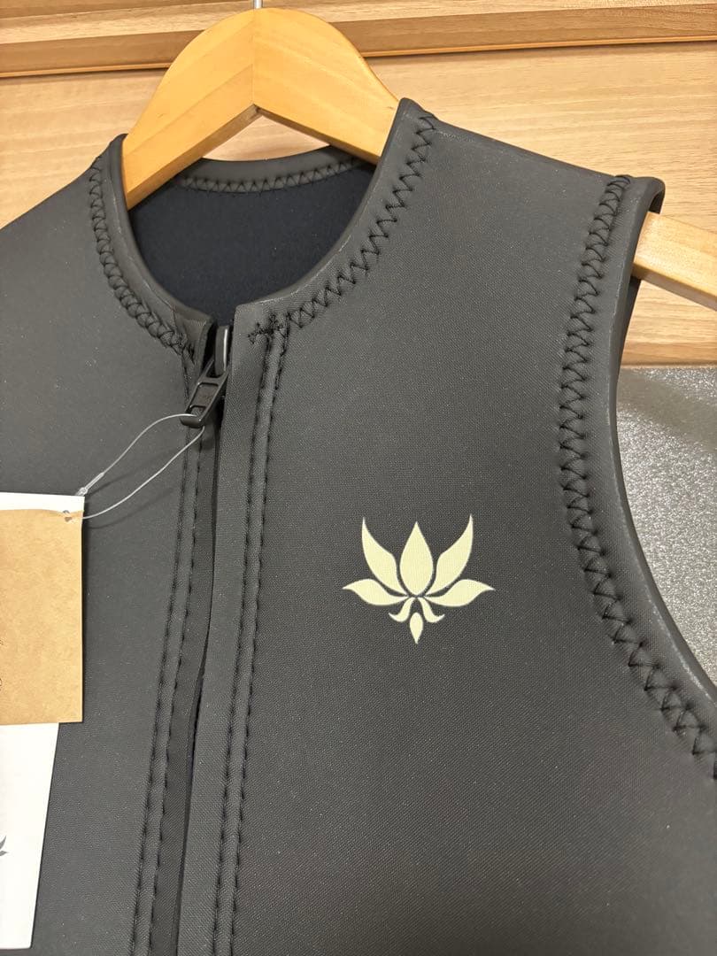 新品 AXXECLASSIC 2mmフロントジップベスト L 黒