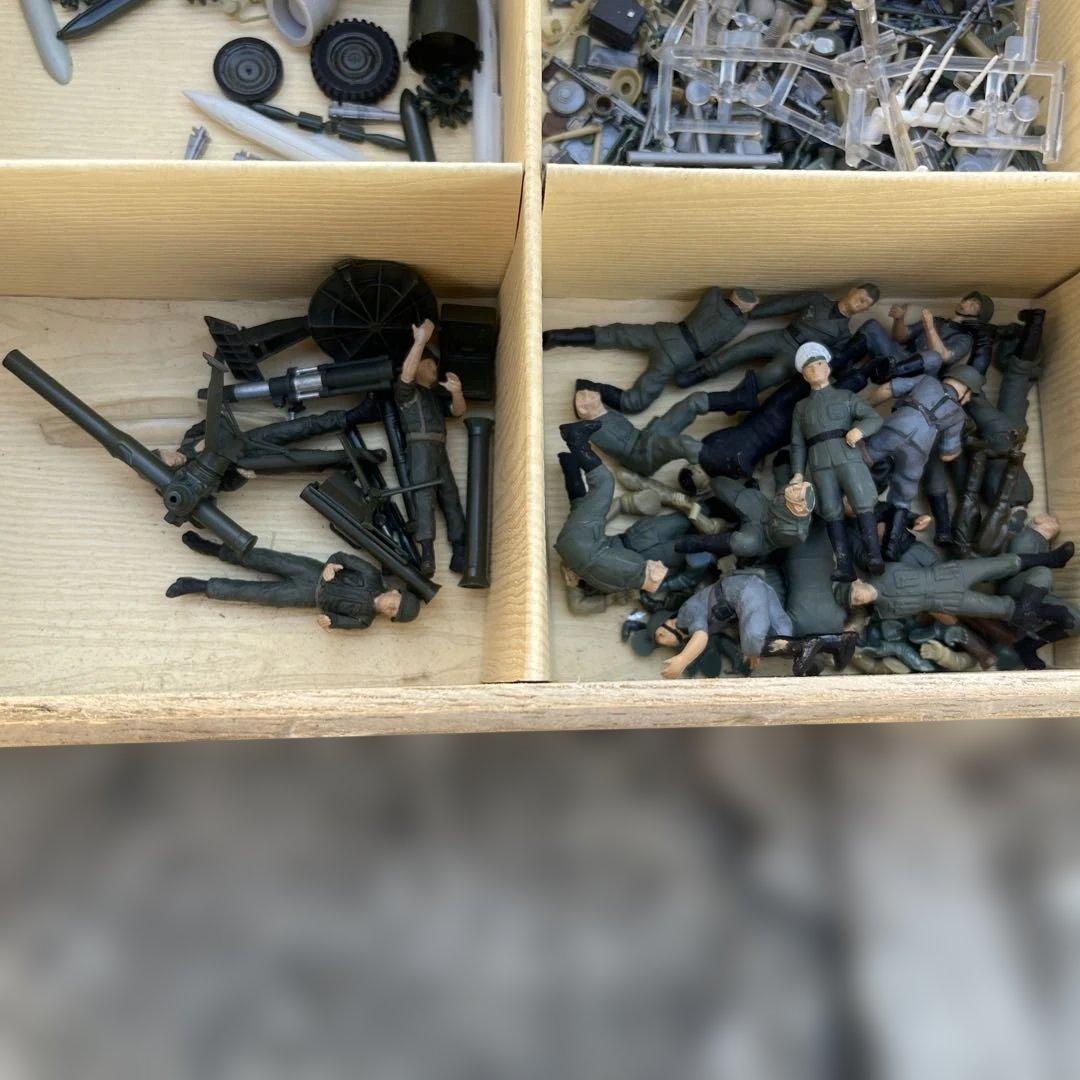 1/35 模型製作用品セット フィギュア・ミニカー・武器